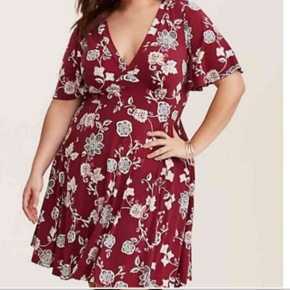 torrid Dresses & Skirts - Torrid Wms Burguy Floral Flutter Sleeves Elastic Waist Vneck Skates Dress Sz 3